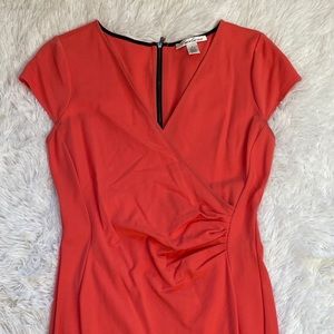 Kenneth Cole Dress with ruched hip and zippered back in contrasting black Sz 8